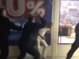 Через калюжу води: У Києві чоловіка побили охоронці біля супермаркету (відео)