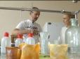 Білкові стаканчики, мармеладні соломинки і їстівні пакети: Винаходи українського науковця незабаром можуть змінити світ (відео)