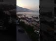 Хаос, люди біжать вулицями, будівлі руйнуються, викидає на берег кораблі: Потужне цунамі накрило місто в Індонезії (відео)