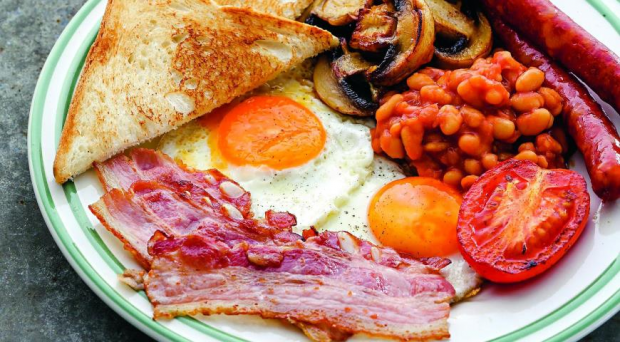 Англійський сніданок частково може полегшити похмілля. Фото: Гастроном.