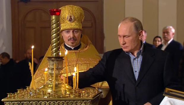 Путін думає, що в обмін на свічки Бог йому усе пробачить? Фото: Вести.