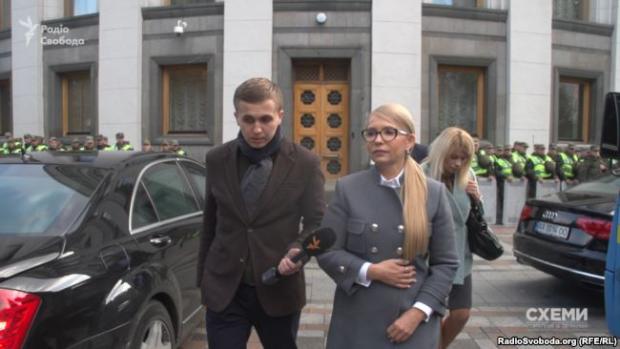 Тимошенко не дуже хотіла спілкуватися із журналістами, але довелося. Фото: скріншот з відео.