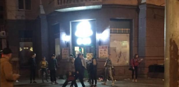 У Києві натовп підлітків пограбував магазин. Фото:Facebook