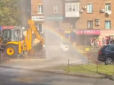 У Києві прорвало водогін, з-під асфальту вирвався потужний 