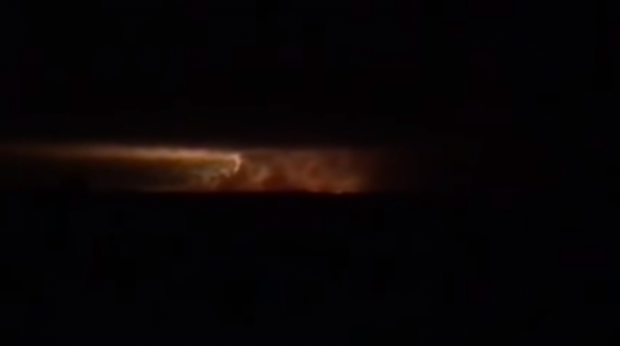 Очевидці показали у мережі зарево від вибухів. Фото: скріншот з відео.