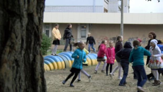 Діти біля школи легко можуть привернути увагу педофілів. Фото: соцмережі.