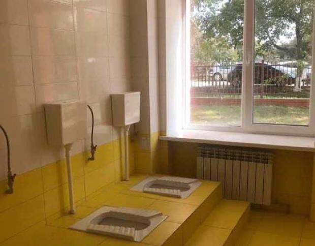 В школі на Одещині відкрили туалет без перегородок. Фото: соцмережі.