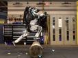 ​Підіймається на карколомну височину, робить сальто, перестрибує перешкоди: Гуманоїдний робот Atlas демонструє дива гнучкості і сили (відео)