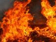Небезпечна НП: У центрі Києва горить завод (фото, відео)