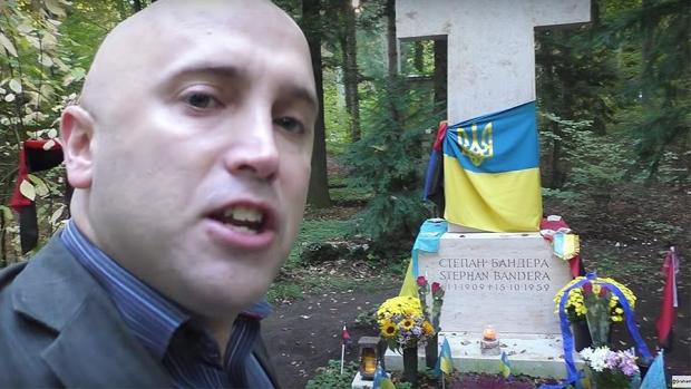 Філіпс поглумився над могилою Степана Бандери. Фото:скріншот відео