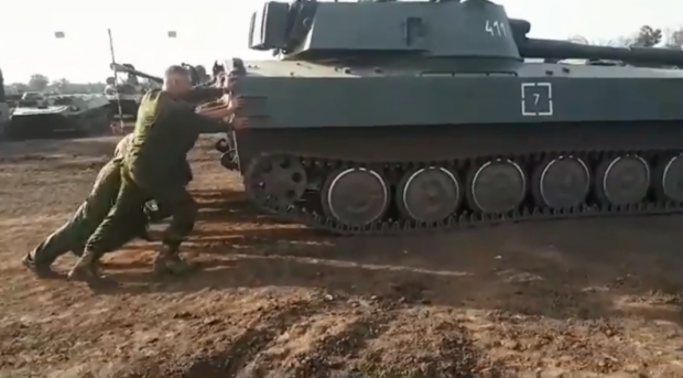 САУ у "ДНР" чомусь сама не їздить. Фото: скріншот з відео.