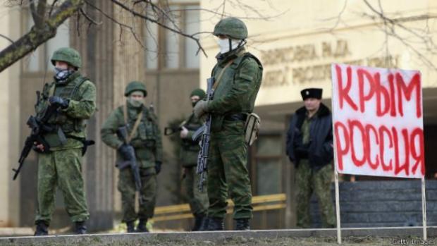"Зелені чоловічки" під час анексії Криму. Ілюстрація:bbc.com