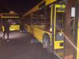 Моторошна смерть: У Києві кондуктора затисло між двома автобусами (фото 16+)