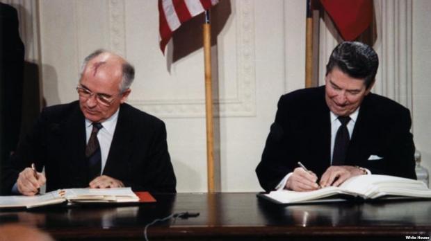 Михайло Горбачов та Рональд Рейган підписали договір, який тепер денонсують. Фото: White House.