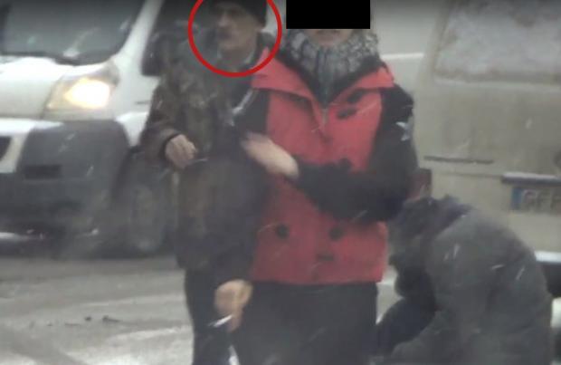Кадр з місця підставної ДТП, де Амельченко "надавав допомогу потерпілому"