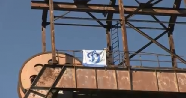 Прапор "Динамо" під носом у ворога. Фото: скріншот з відео.