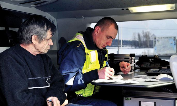 Естонська поліція вирішила по-новому вплинути на водіїв-порушників. Фото: postimees.ee.