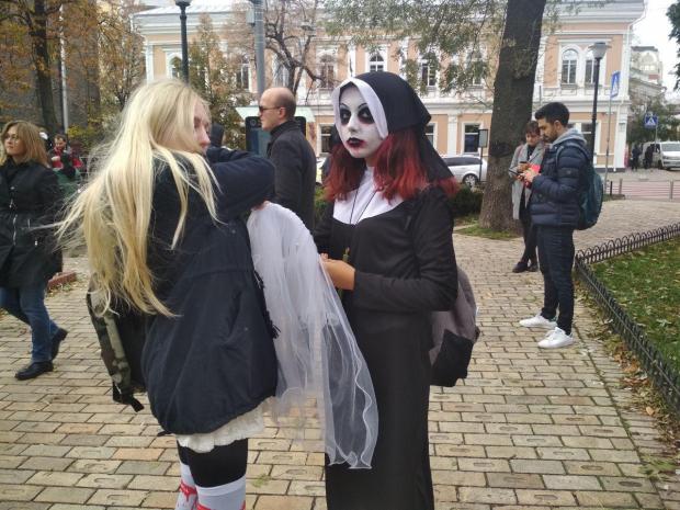 Учасники параду зомбі підібрали вражаючі костюми. Фото: Апостроф.