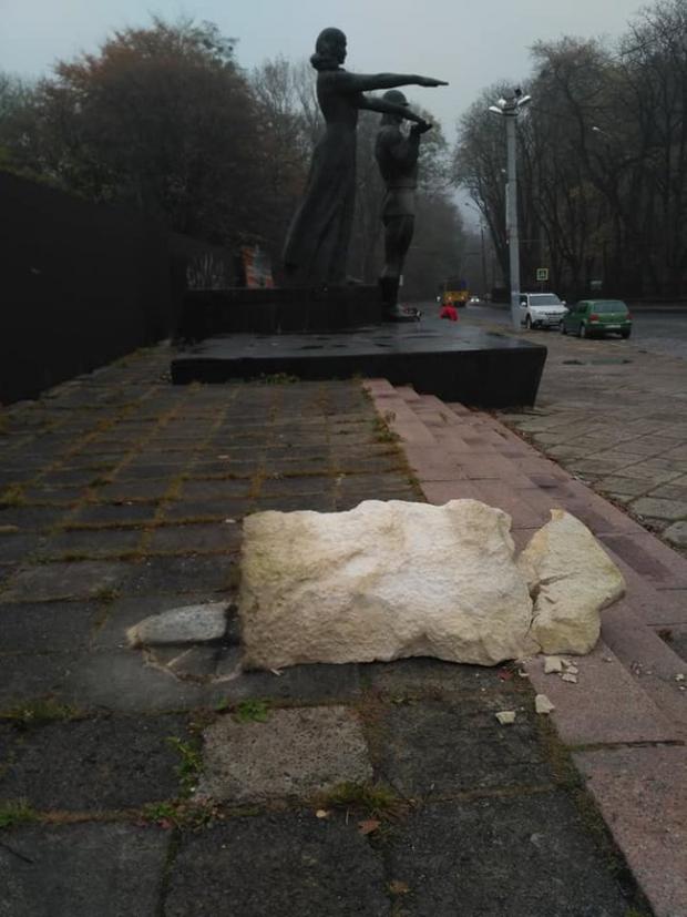 Невідомі вандали зруйнували камінь, закладений під монумент. Фото: соцмережі.