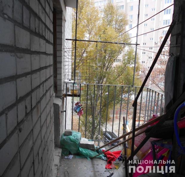 Балкон, де повісилася школярка. Фото: прес-служба нацполіції.