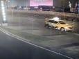 Трагічна випадковість: У Москві жінку вбило колесо від КамАЗу, коли нещасна сідала у таксі (відео, 16+)