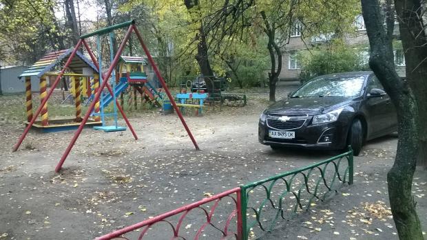 Дехто не соромиться ставити авто на дитячих майданчиках. Фото: соцмережі.