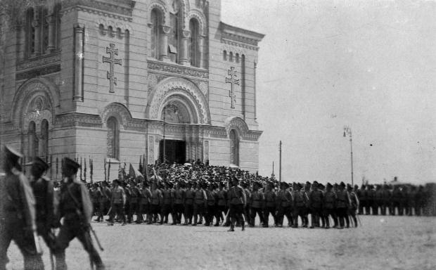 Донська армія. Парад на площі перед Вознесенським собором у Новочеркаську. 29 серпня 1918 року