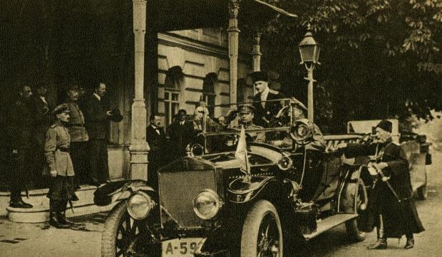 Павло Скоропадський i Гнат Зеленевський сідають в автомобіль , залишаючи гетьманський палац