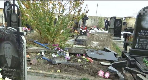 Зруйновані могили на кладовищі. Фото:ТСН