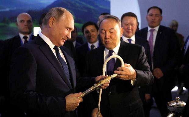 Назарбаєв подарував Путіну батіг. Фото: соцмережі.