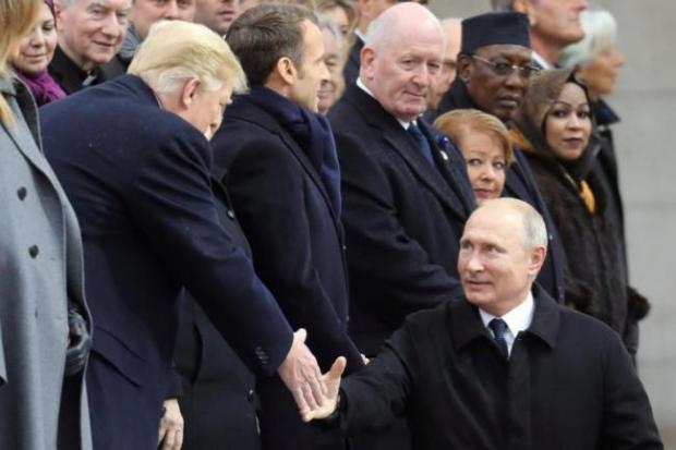 Путін підбіг до Трампа, щоб потиснути руку. Ілюстрація:ЖЖ