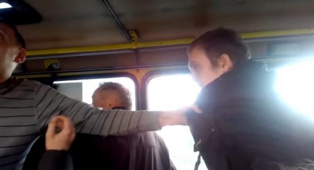 Водій накинувся на хлопця через пільговий проїзд. Фото: скріншот з відео.