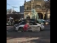 Помста? У центрі Києва білявка обмалювала і розбила сокирою дорогий спорткар (відео)
