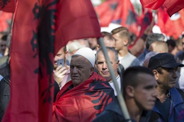 Нещодавня акція протесту в Приштині. У мітингувальників в руках албанські прапори. Фото: apnews.com