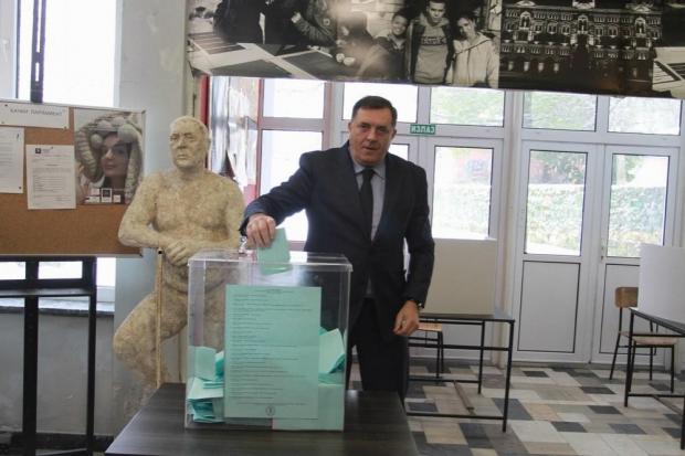 Мілорад Додік, президент Республіки Сербської (частина Боснії і Герцеговини) голосує на місцевих виборах в Белграді, Сербія. 4 березня 2018 року. Фото www.espreso.rs