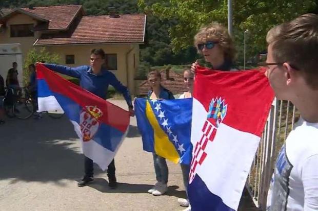 Протест школярів в Боснії і Герцеговини в 2016 р. Діти хочуть вчитися в спільній школі. Але навіть на «мітингу єдності» хорватські та сербські школярі тримають прапори інших держав - Хорватії та Сербії  Джерело: ba.n1info.com
