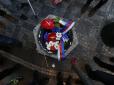 У друзів Кремля неприємності: Активісти викинули у сміття квіти, покладені президентом і прем'єром Чехії до меморіалу боротьби за свободу і демократію