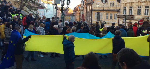 У Празі розгорнули величезний прапор України. Фото: скріншот з відео.