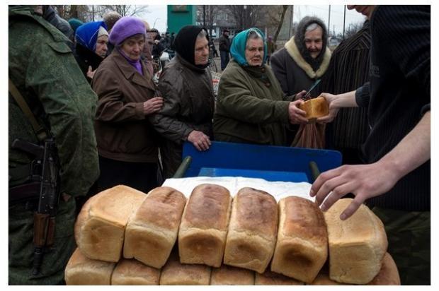 Пенсіонери вже готові обміняти голос на хліб. Фото: соцмережі.
