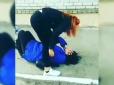 Товкла по голові, повалила на землю: Учениця ПТУ в Запоріжжі жорстоко побила дівчину