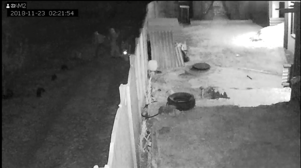 Невідомі підпалили будинок вночі. Фото: скріншот з відео.