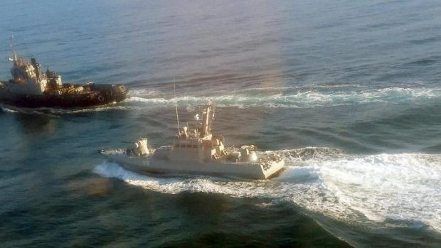 РФ атакувала корабель ВМС України в Азовському морі. Фото: скріншот з відео.