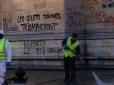 Хіти тижня. Заворушення у Парижі: Зводять барикади і палять автомобілі, серйозно пошкоджено один з головних символів Франції (фото, відео)