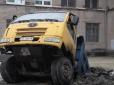 Вантажівка провалилася під землю: У Дніпрі сталася серйозна НП (фото, відео)
