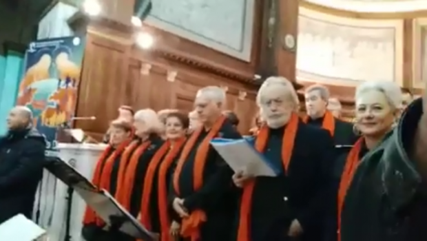 Французький хор заспівав "бандерівську" пісню. Фото: скріншот з відео.