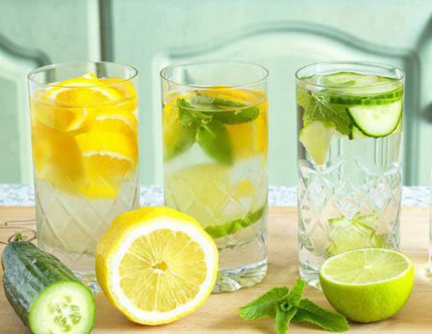 Навіть у води із лимоном є вірний рецепт приготування. Ілюстрація: соцмережі.