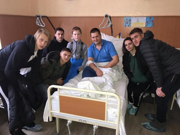 "Мужики, ви круті": українські футболісти відвідали поранених військових в госпіталі