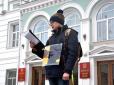 Торжество скрепної демократії: На Росії у День Конституції затримали активіста, який читав Конституцію