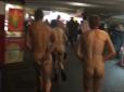 Прикривалися лише тарілками: У Києві чоловіки влаштували голий забіг (фото, відео)
