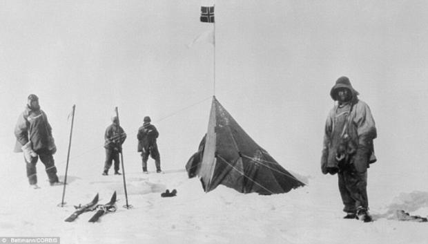 Перша людина, яка підкорила Південний полюс — норвежець Руаль Амундсен разом з ще трьома учасниками експедиції. Знімок був зроблений 14 грудня 1911 року.